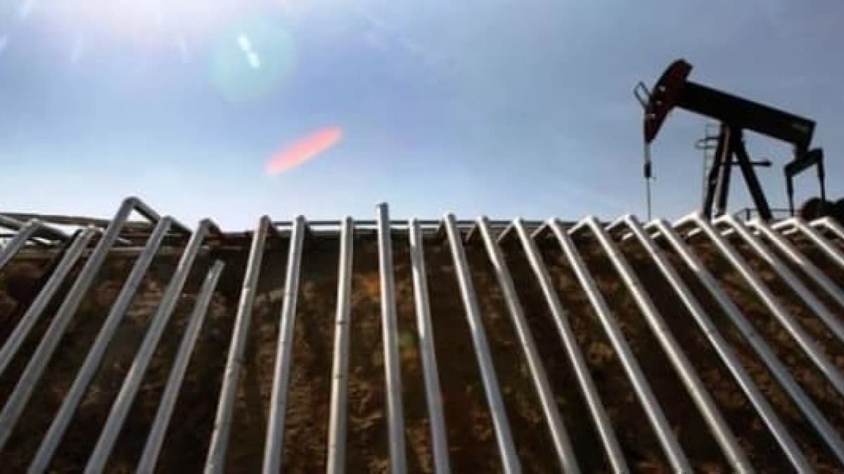 US Oil Output Holds Steady As Amid Sliding Rig Count | OilPrice.com