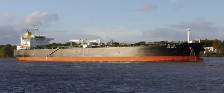 Standard Chartered Bucks Bearish Trend, Forecasts Oil Price Gains in 2026